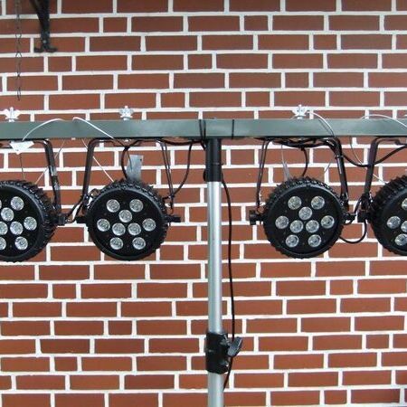 Lichteffekte: LED Lichtbar auf Stativ 4 x Involight LED PAR 95 Spot 9x10 Watt 25 Grad incl. Steuerung : Mietpreis pro Tag 50,- Euro bei Abholung